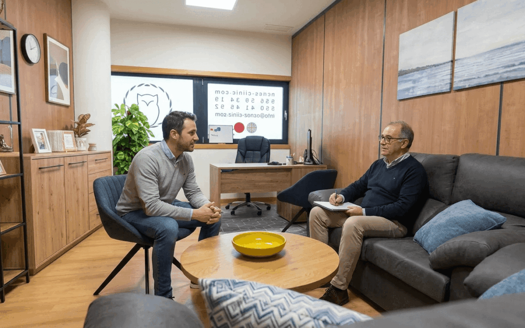 Imagen de una terapia sexual en la consulta 2 de Ocnos Psychology Clinic, un psicólogo y un paciente en una sesión.