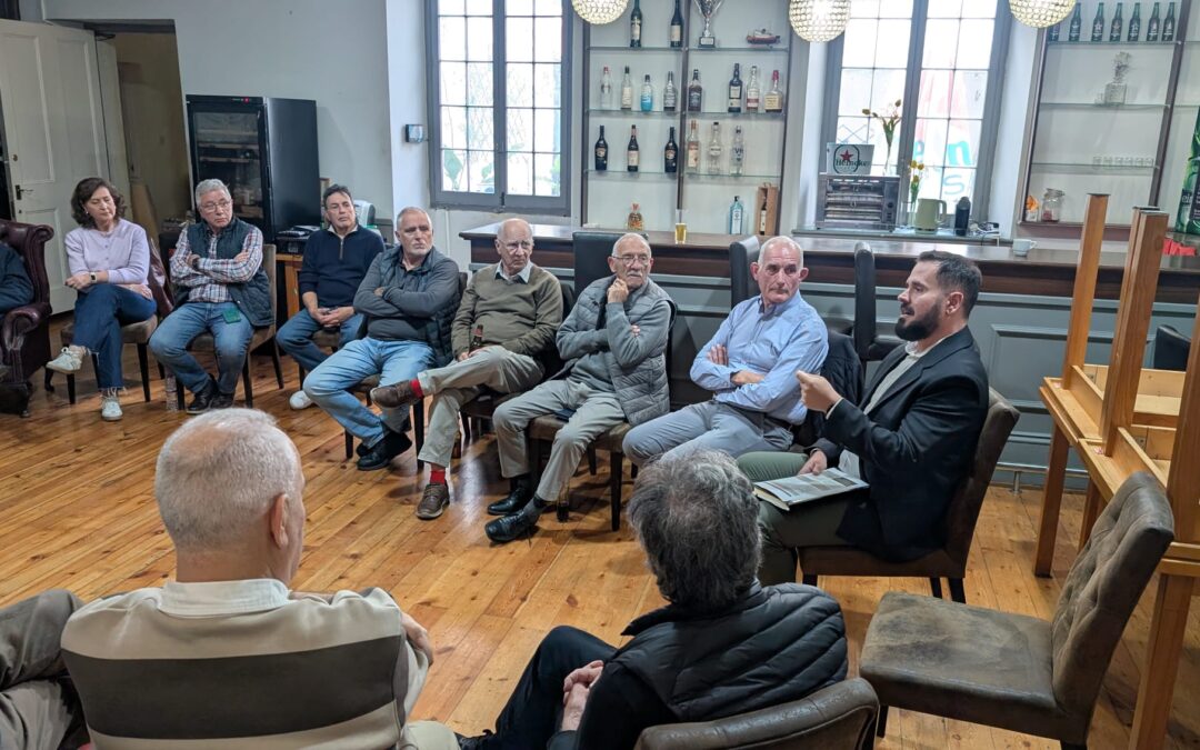 Imagen de Hector Lozano dando terapia a grupo de Prostate Cancer Gibraltar