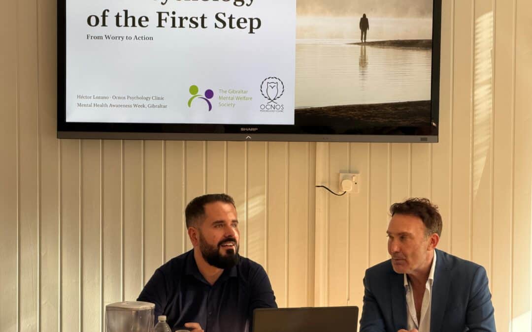 Mark Montovio presentando a Hector Lozano, director de Ocnos Psychology Clinic en la semana de la salud mental de Gibraltar, para The Gibraltar Mental Welfare Society