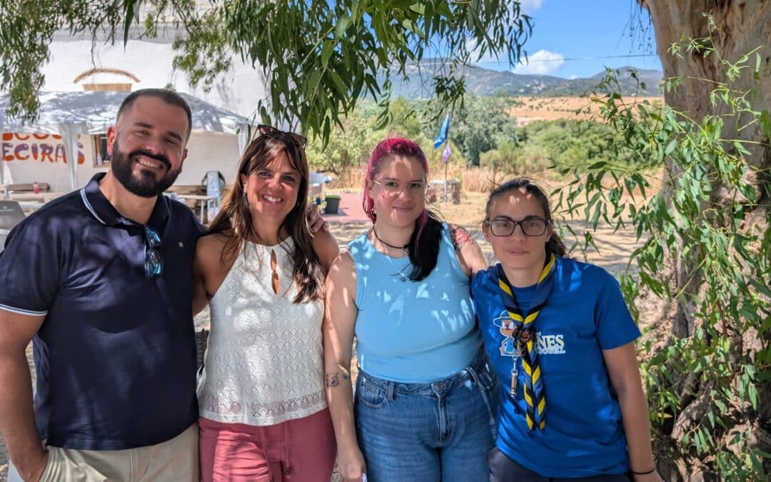 Héctor Lozano, Rocío Rodríguez y María Ángeles Sanz junto a Valle Melgar, responsable del Grupo Scout Agnes Baden-Powell