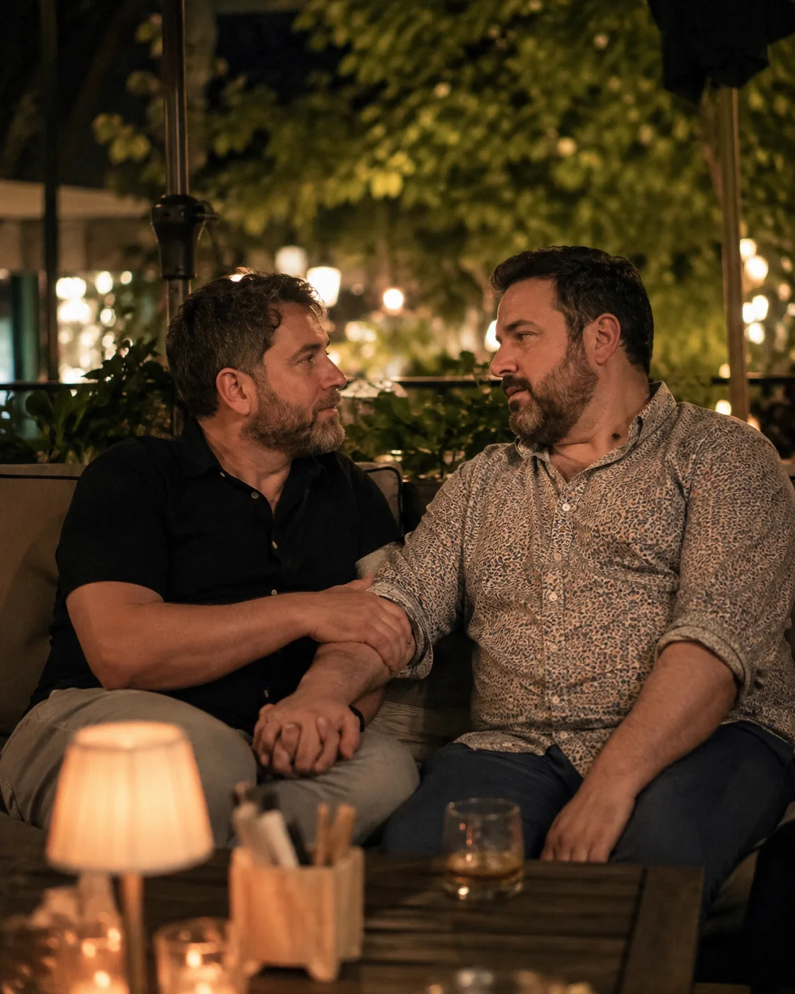 Conversación íntima sobre deseo y acuerdos Pareja mantiene una conversación íntima bajo luces cálidas sobre deseo y acuerdos