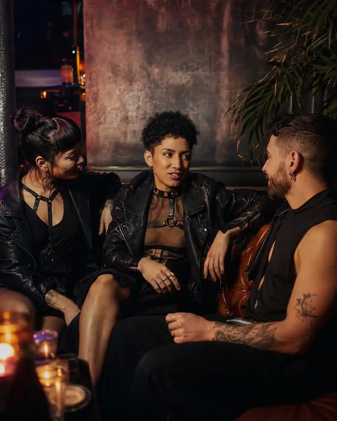 Conversación íntima en un espacio nocturno Personas mantienen una conversación íntima en un club nocturno