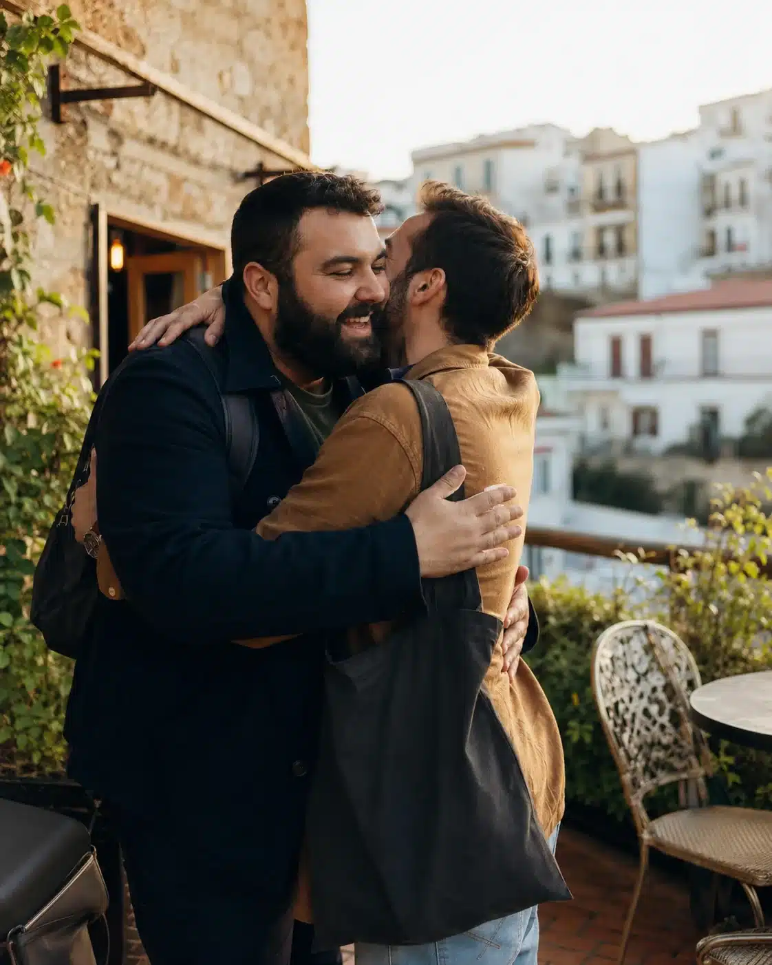 Reencuentro intencional de una pareja gay LAT Pareja gay se reencuentra con afecto después de pasar tiempo en sus hogares separados